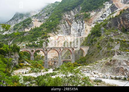 Ponti di Vara Brücken in Carrara Marmorbrüchen, Toskana, Italien Stockfoto