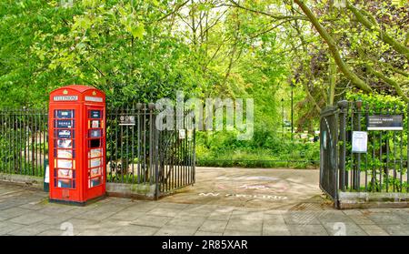 London Camden Russell Square Eingang zu den Gärten mit roter Telefonzelle im Frühling Stockfoto