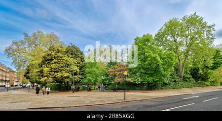 London Camden Russell Square mit Blick auf den Eingang zu den Gärten und Bäumen im Frühling Stockfoto