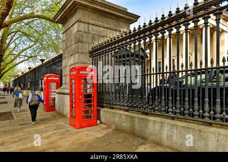 London Camden zwei rote Telefonzellen vor dem British Museum Stockfoto