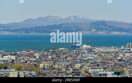 Hakodate, Japan - 27. April 2023. Hakodate Stadtlandschaft in Hokkaido, Japan. Blick vom Observatorium des Goryokaku Turms. Stockfoto