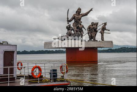 Guwahati, Indien. 17. Juni 2023. Dunkle Wolken schweben über der Statue von Lachit Borphukan, dem Kommandeur des Ahom-Königreichs am Brahmaputra River in Guwahati. Der Wasserstand des Brahmaputra River ist aufgrund starker Regenfälle in Guwahati gestiegen. Die starken Regenfälle verursachten auch Überschwemmungen in mehreren tief liegenden Teilen der Stadt. Kredit: SOPA Images Limited/Alamy Live News Stockfoto