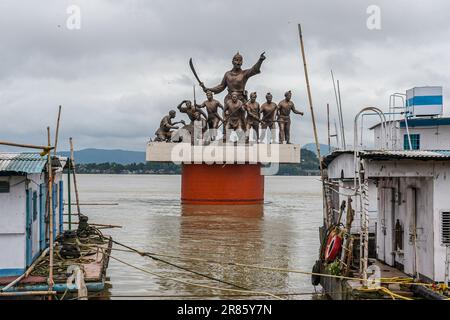 Guwahati, Indien. 17. Juni 2023. Die Statue von Lachit Borphukan, dem Kommandanten des Ahom-Königreichs, steht in der Nähe des Ufers des Brahmaputra River in Guwahati. Der Wasserstand des Brahmaputra River ist aufgrund starker Regenfälle in Guwahati gestiegen. Die starken Regenfälle verursachten auch Überschwemmungen in mehreren tief liegenden Teilen der Stadt. (Foto: Biplov Bhuyan/SOPA Images/Sipa USA) Guthaben: SIPA USA/Alamy Live News Stockfoto