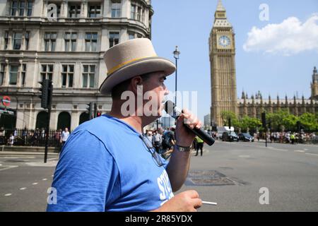 London, Großbritannien. 14. Juni 2023. Der Anti-Brexit-Wahlkämpfer Steve Bray protestiert weiterhin vor Houses of Parliament, Westminster im Zentrum von London. Kredit: SOPA Images Limited/Alamy Live News Stockfoto