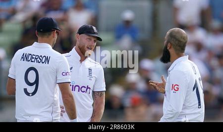 Der verletzte Zeigefinger des englischen Moeen Ali (rechts) kann gesehen werden, wie er am vierten Tag des ersten Ashes-Testspiels in Edgbaston, Birmingham, mit Kapitän Ben Stokes und James Anderson spricht. Foto: Montag, 19. Juni 2023. Stockfoto