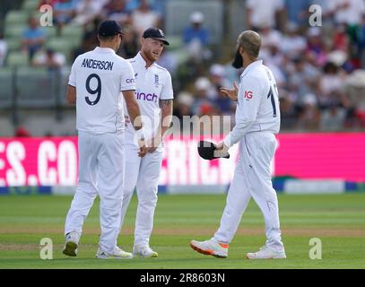 Der verletzte Zeigefinger des englischen Moeen Ali (rechts) kann gesehen werden, wie er am vierten Tag des ersten Ashes-Testspiels in Edgbaston, Birmingham, mit Kapitän Ben Stokes und James Anderson spricht. Foto: Montag, 19. Juni 2023. Stockfoto