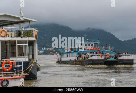 Guwahati, Assam, Indien. 17. Juni 2023. Die Menschen fahren an einem bewölkten Tag in Guwahati mit der Fähre auf dem Brahmaputra River. Der Wasserstand des Brahmaputra River ist aufgrund starker Regenfälle in Guwahati gestiegen. Die starken Regenfälle verursachten auch Überschwemmungen in mehreren tief liegenden Teilen der Stadt. (Kreditbild: © Biplov Bhuyan/SOPA Images via ZUMA Press Wire) NUR REDAKTIONELLE VERWENDUNG! Nicht für den kommerziellen GEBRAUCH! Stockfoto