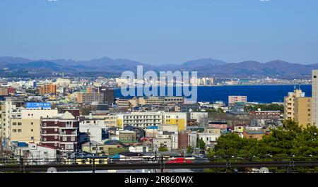 Hakodate, Japan - 27. April 2023. Landschaft der Hafenstadt bei Sonnenuntergang, vom Gipfel des Mount Hakodate, Japan. Stockfoto