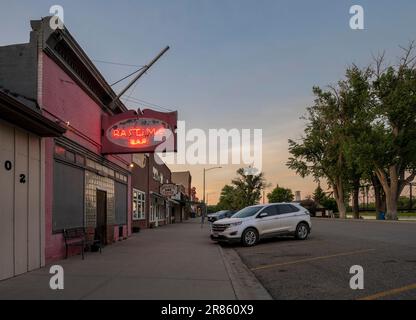 Fort Benton, Montana, USA – 06. Juni 2023: Abendlicher Blick auf die Front Street mit der Pastime Bar Stockfoto