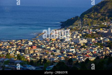 Hakodate, Japan - 27. April 2023. Landschaft der Hafenstadt bei Sonnenuntergang, vom Gipfel des Mount Hakodate, Japan. Stockfoto