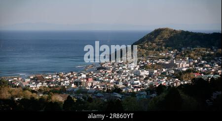 Hakodate, Japan - 27. April 2023. Landschaft der Hafenstadt bei Sonnenuntergang, vom Gipfel des Mount Hakodate, Japan. Stockfoto