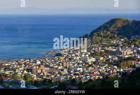 Hakodate, Japan - 27. April 2023. Landschaft der Hafenstadt bei Sonnenuntergang, vom Gipfel des Mount Hakodate, Japan. Stockfoto