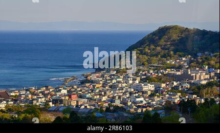 Hakodate, Japan - 27. April 2023. Landschaft der Hafenstadt bei Sonnenuntergang, vom Gipfel des Mount Hakodate, Japan. Stockfoto