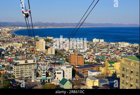 Hakodate, Japan - 27. April 2023. Landschaft der Hafenstadt bei Sonnenuntergang, vom Gipfel des Mount Hakodate, Japan. Stockfoto