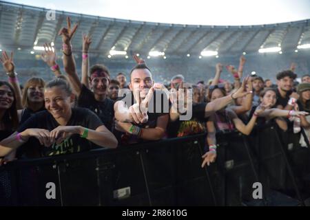 Rom, Italien. 17. Juni 2023. ROM, ITALIEN - 17. JUNI: Fans besuchen die Vasco Rossi-Auftritte im Stadio Olimpico am 17. Juni 2023 in Rom, Italien. Kredit: dpa/Alamy Live News Stockfoto