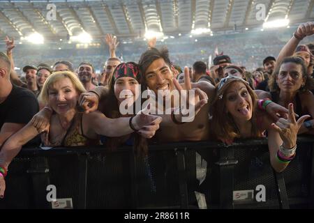 Rom, Italien. 17. Juni 2023. ROM, ITALIEN - 17. JUNI: Fans besuchen die Vasco Rossi-Auftritte im Stadio Olimpico am 17. Juni 2023 in Rom, Italien. Kredit: dpa/Alamy Live News Stockfoto