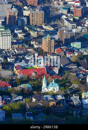 Hakodate, Japan - 27. April 2023. Landschaft im Zentrum der alten Kirchenstadt, von der Spitze des Mount Hakodate, Japan, aus gesehen. Stockfoto