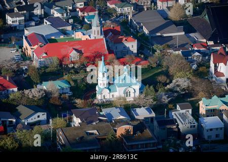 Hakodate, Japan - 27. April 2023. Landschaft im Zentrum der alten Kirchenstadt, von der Spitze des Mount Hakodate, Japan, aus gesehen. Stockfoto