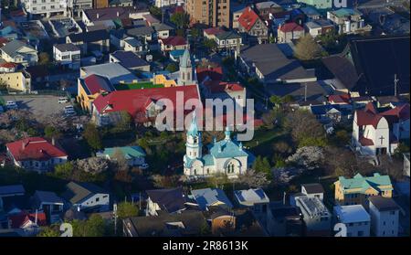 Hakodate, Japan - 27. April 2023. Landschaft im Zentrum der alten Kirchenstadt, von der Spitze des Mount Hakodate, Japan, aus gesehen. Stockfoto