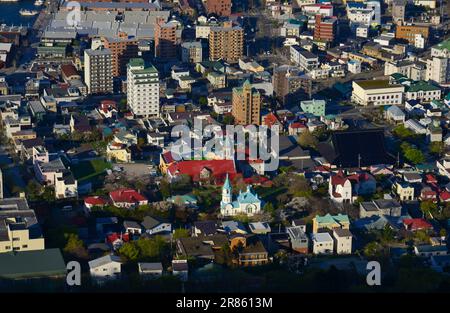 Hakodate, Japan - 27. April 2023. Landschaft im Zentrum der alten Kirchenstadt, von der Spitze des Mount Hakodate, Japan, aus gesehen. Stockfoto