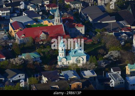 Hakodate, Japan - 27. April 2023. Landschaft im Zentrum der alten Kirchenstadt, von der Spitze des Mount Hakodate, Japan, aus gesehen. Stockfoto
