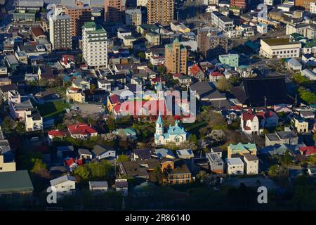 Hakodate, Japan - 27. April 2023. Landschaft im Zentrum der alten Kirchenstadt, von der Spitze des Mount Hakodate, Japan, aus gesehen. Stockfoto