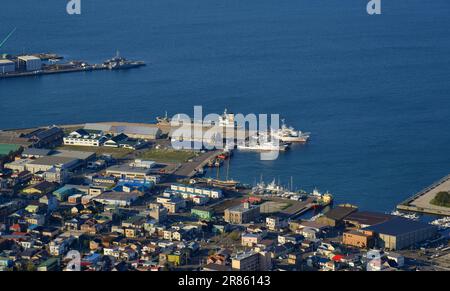 Hakodate, Japan - 27. April 2023. Landschaft der Hafenstadt bei Sonnenuntergang, vom Gipfel des Mount Hakodate, Japan. Stockfoto