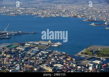 Hakodate, Japan - 27. April 2023. Landschaft der Hafenstadt bei Sonnenuntergang, vom Gipfel des Mount Hakodate, Japan. Stockfoto