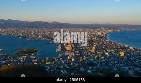 Hakodate, Japan - 27. April 2023. Landschaft der Hafenstadt bei Sonnenuntergang, vom Gipfel des Mount Hakodate, Japan. Stockfoto