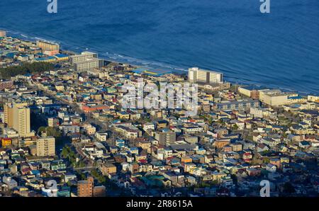 Hakodate, Japan - 27. April 2023. Landschaft der Hafenstadt bei Sonnenuntergang, vom Gipfel des Mount Hakodate, Japan. Stockfoto