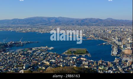 Hakodate, Japan - 27. April 2023. Landschaft der Hafenstadt bei Sonnenuntergang, vom Gipfel des Mount Hakodate, Japan. Stockfoto