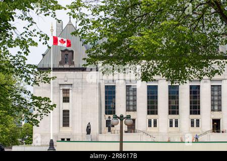 Ottawa, Ontario - 19. Mai 2023: Supreme Court of Canada, Gebäude mit Flagge Stockfoto