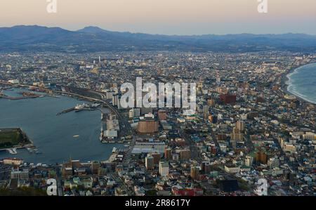 Hakodate, Japan - 27. April 2023. Landschaft der Hafenstadt bei Sonnenuntergang, vom Gipfel des Mount Hakodate, Japan. Stockfoto