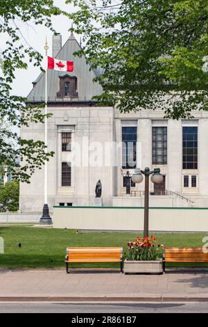 Supreme Court of Canada in Ottawa, Gebäude mit kanadischer Flagge im Frühling auf der Wellington Street Stockfoto