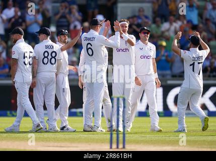 Englands Stuart Broad (dritte rechts) feiert mit Teamkollegen, nachdem er am vierten Tag des ersten Ashes-Testspiels in Edgbaston, Birmingham, das Wicket von australischem Marnus Labuschagne mitgenommen hat. Foto: Montag, 19. Juni 2023. Stockfoto