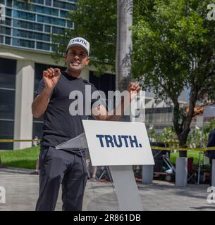 MIAMI, Florida – 13. Juni 2023: Die Hoffnung des republikanischen Präsidenten Vivek Ramaswamy spricht in der Nähe eines Bundesgerichts vor einer Anklageerhebung gegen Donald Trump. Stockfoto