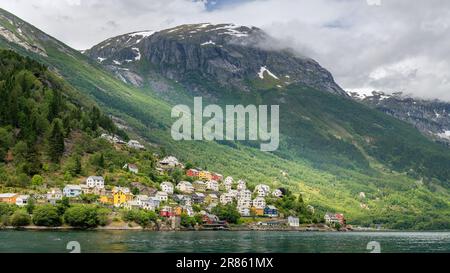 Eine malerische Aussicht auf ein Dorf mit verschiedenen farbigen Häusern in Odda, Norwegen. Stockfoto