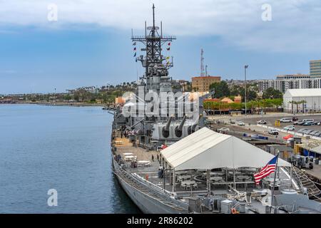 San Pedro, Kalifornien, USA – 2. Juni 2023: Das Schlachtschiff USS Iowa liegt im Hafen von Los Angeles in San Pedro, Kalifornien. Stockfoto