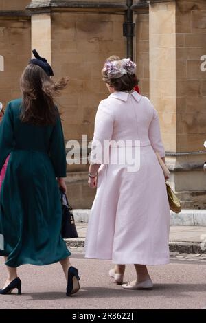 Windsor, Berkshire, Großbritannien. 19. Juni 2023. Cherie Blair (R), Ehefrau des ehemaligen Premierministers Tony Blair, die heute zur Garter-Zeremonie im Schloss Windsor eintrifft. Kredit: Maureen McLean/Alamy Live News Stockfoto