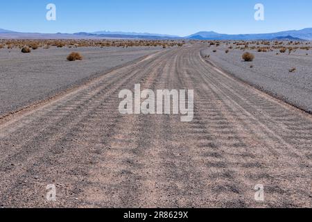 Puna - Fahrt durch eine bizarre, aber wunderschöne Landschaft mit einem Feld aus Bimsstein, vulkanischen Felsen und Sanddünen im Norden Argentiniens Stockfoto