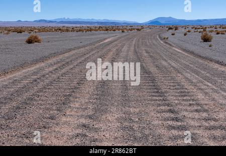 Puna - Fahrt durch eine bizarre, aber wunderschöne Landschaft mit einem Feld aus Bimsstein, vulkanischen Felsen und Sanddünen im Norden Argentiniens Stockfoto