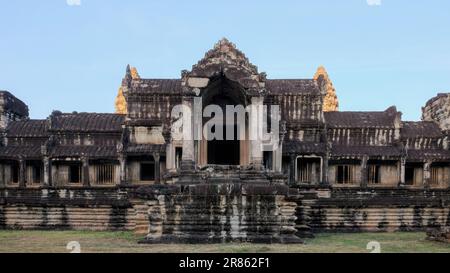 Die Ruinen eines mittelalterlichen Khmer-Bauwerks stehen allein in der antiken Stadt Angkor, Kambodscha, und sind ein stiller Zeuge der Vergangenheit. Stockfoto