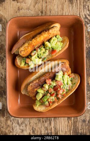 Filets von einem glatten Hund, Mustelus mustelus, der im Ärmelkanal gefangen wurde, die in Brotkrumen gebraten und auf Brioche-Bu serviert wurden Stockfoto