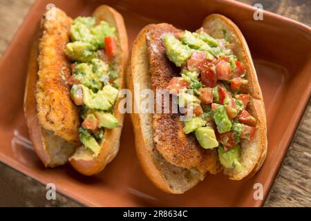 Filets von einem glatten Hund, Mustelus mustelus, der im Ärmelkanal gefangen wurde, die in Brotkrumen gebraten und auf Brioche-Bu serviert wurden Stockfoto