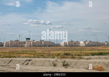 Corcoran State Prison neben Tulare Lake. Der Tulare Lake im Central Valley von Kalifornien ist seit Jahrzehnten ein trockener See, der aber wieder aufgetaucht ist Stockfoto