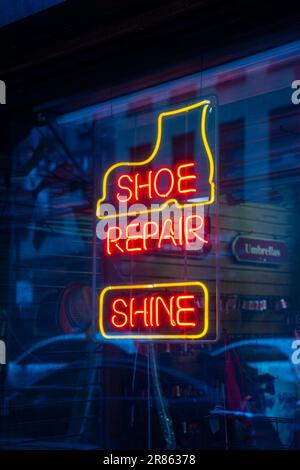 Neon-Schuhputzgeschäft in Manhattan, New York City Stockfoto