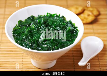 Traditionelle japanische Suppe aus Algen Wakame in weißer Schale Stockfoto