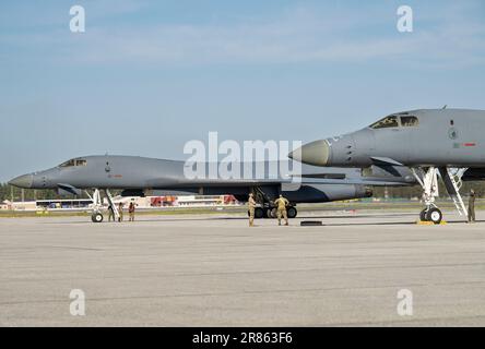Lulea, Schweden. 19. Juni 2023. Zwei Rockwell B-1B Lancers der US Air Force stehen am 19. Juni 2023 auf dem Luftwaffenstützpunkt F 21 von Norrbotten in Lulea, Schweden. Rockwell B-1B Lancers wird an einer Übung mit der schwedischen Luftwaffe und der Armee teilnehmen, und es ist das erste Mal, dass diese Art von Flugzeug in Schweden gelandet ist. Foto: Pontus Lundahl/TT/Code 10050 Kredit: TT News Agency/Alamy Live News Stockfoto