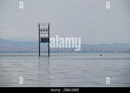 Überflutete Straßen enden. Der Tulare Lake im Central Valley von Kalifornien ist seit Jahrzehnten ein trockener See, der nach heftigen Regenfällen wieder zum Leben erwacht Stockfoto