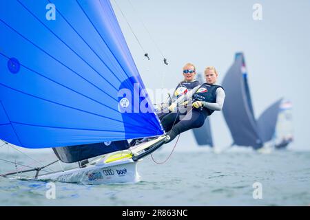 Kiel, Deutschland. 19. Juni 2023. Kiel, 19. Juni 2023: Die Segelturniere der Kieler Woche 2023 finden vor dem Olympischen Zentrum in Schilksee statt. Hier: Die 49erFX. Mannschaft GER55 mit Steuerfrau Marla Bergmann (links) und Vorsteherin Hanna Wille. Kredit: Sascha Klahn/dpa/Alamy Live News Stockfoto